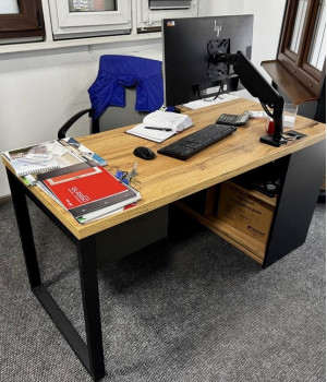 Офісний стіл у лофт стилі