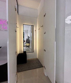 Сучасна роздягальня з дзеркалом