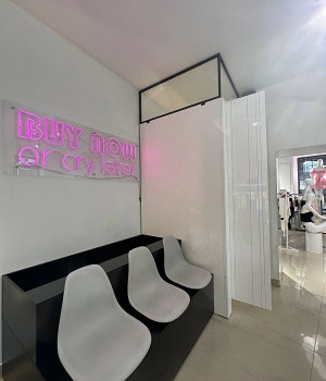 Зона очікування в магазин одягу Papaya