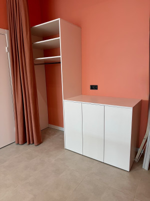 Шафа для одягу білого кольору