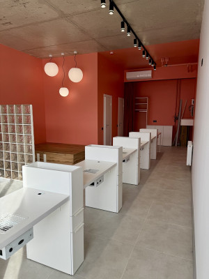 Стіл для майстра-манікюру в салон краси 