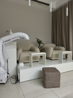 Педикюрна зона білого кольору у салон краси