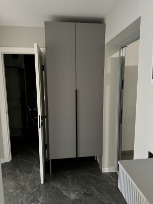 Прихожа сірого кольору із чорними ручками