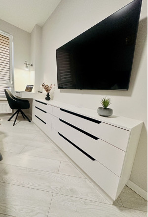 Сучасний комод у спальню кімнату 