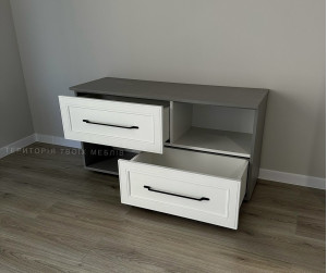 Комод із білим фарбованим фасадом білого кольору