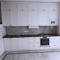 Біла кухня з вбудованою технікою