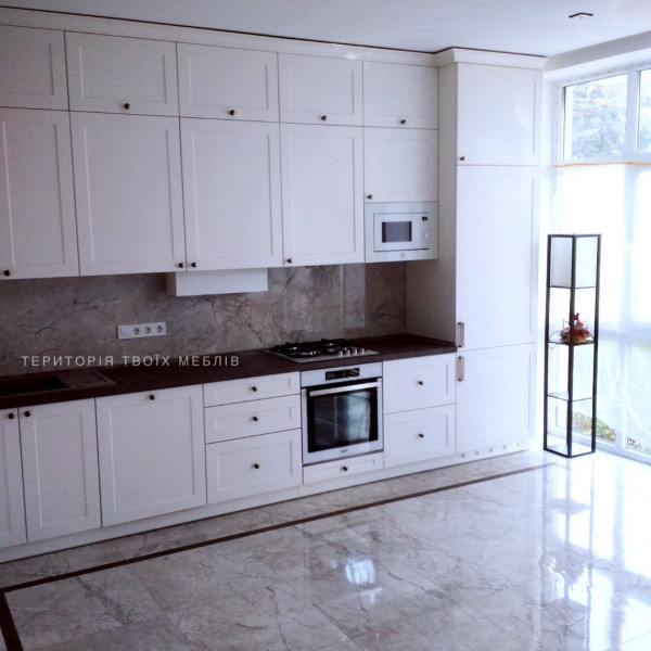 Кухня світла з індивідуальним дизайном