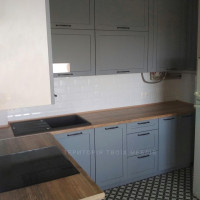 Кутова кухня сірого кольору