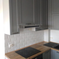 Кутова кухня сірого кольору