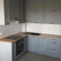 Кутова кухня сірого кольору